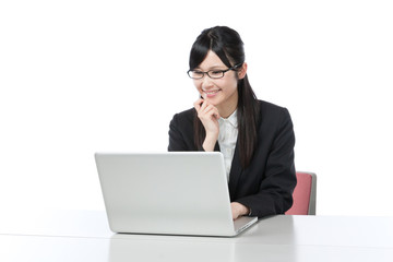 ビジネスウーマン　ノートパソコンで仕事