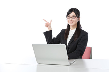 ビジネスウーマン　ノートパソコンで仕事