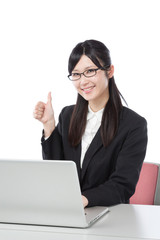 ビジネスウーマン　ノートパソコンで仕事