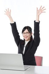 ビジネスウーマン　ノートパソコンで仕事