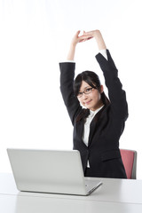 ビジネスウーマン　ノートパソコンで仕事