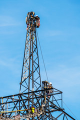 Arbeiten an einem Strommasten