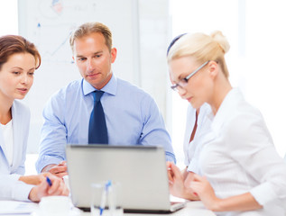 Obraz premium business team having meeting in office