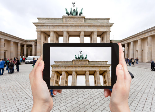 photo of brandenburg gate in Berlin