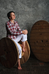 Женщина в клетчатой рубашке с катушкой для проводов