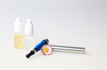 E-Zigarette mit Liquidflaschen