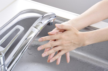 手を水道の水でしっかりと洗浄している様子