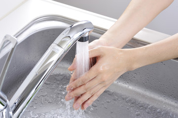 石鹸で手を洗っている様子