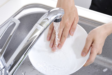 食器を洗っている手