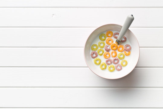 milk with fruity cereal rings