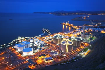 Foto op Plexiglas Industrieel gebouw industriële fabriek bij nacht