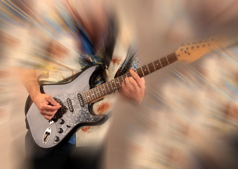Ein Musiker anonym mit Gitarre