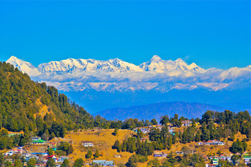 Uitzicht op de Himalaya vanaf de top van Tiffin, Nainital