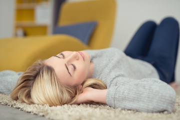 attraktive frau ruht sich aus