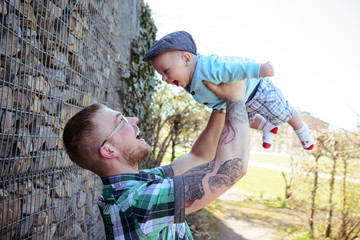 Stolzer Vater mit seinem Sohn