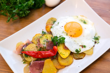 Roasted potato and egg, Huevos rotos