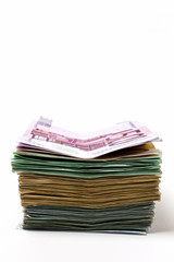 Geldstapel mit benutzten Euroscheinen 500 on top