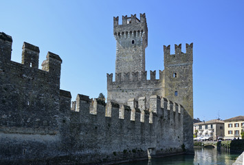 Scaligerburg mit Wassergraben in Sirmione, Gardasee