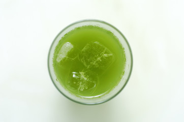 氷が浮かぶ冷たいお茶.