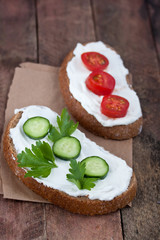 bread with mild cream cheese, cucumber and tomato