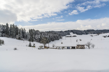 Verschneite Hütte im Allgäu