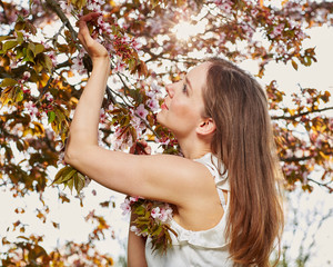 Glueck und Entspannung im Fruehling unter den Kirschblueten
