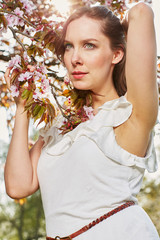 Glueck und Entspannung im Fruehling unter den Kirschblueten