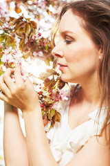 Glueck und Entspannung im Fruehling unter den Kirschblueten