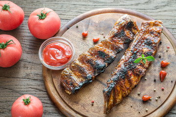 Grilled pork ribs with tomatoes on the wooden board