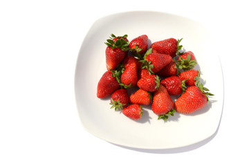 Erdbeeren auf weißem Teller