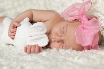 Obraz na płótnie Canvas Portrait of cute sleeping newborn girl