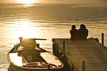 Obraz na płótnie Canvas amor en el embarcadero del lago