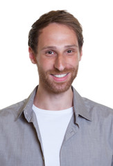 Bewerbungsfoto eines modernen jungen Mannes mit Bart