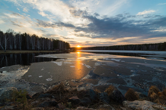 талый лед на озере весной на закате, Урал, Россия