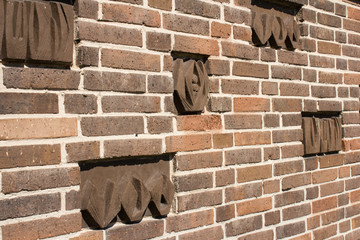 Hausfassade mit Verzierungen im Stein