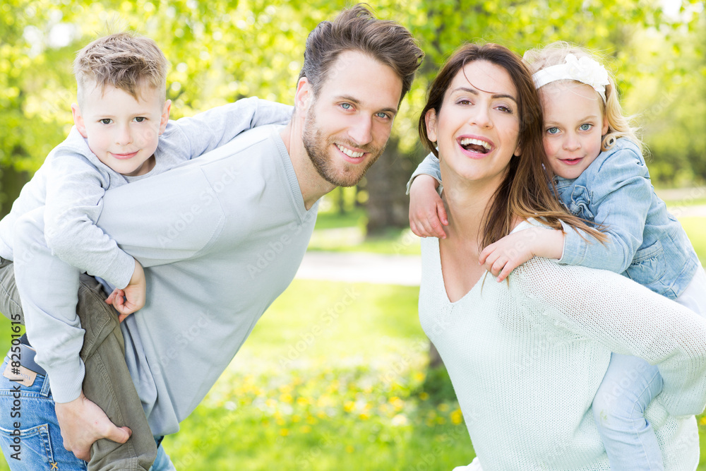 Poster Familie mit Kindern in der Natur 