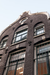 ein altes haus in amsterdam