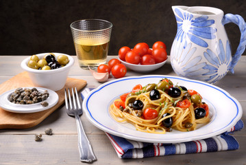 Spaghetti all'eoliana, olive, capperi e pomodorini