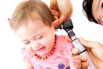Baby beim Kinderarzt - Ohrenspiegelung - Otoskop - 82511464