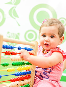 Baby spielt mit einem Rechenschieber