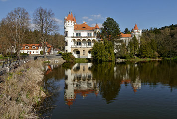 Obraz premium Romantic castle with reflection in the lake