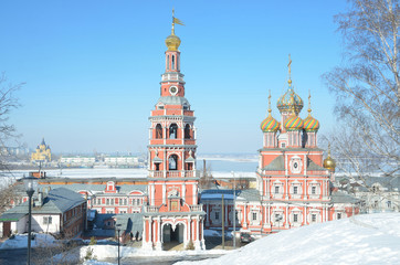 Fototapeta na wymiar Строгановская церковь в Нижнем Новгороде зимой 