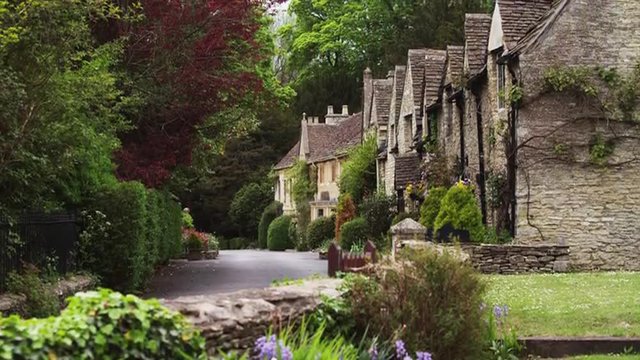 WS TU Village with stone houses / Castle Combe, Cotswolds, Wiltshire, UK