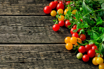 Fototapeta na wymiar cherry tomatoes on wood background