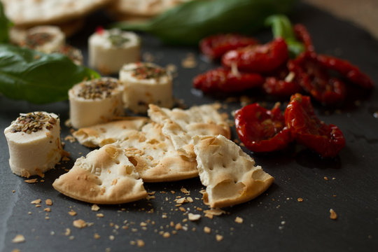 crackers with goat cheese, sun-dried tomatoes and basil