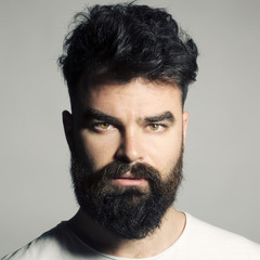 Obraz premium Primo piano di uoma con barba e baffi