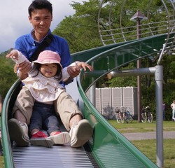 パパとすべり台