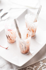 Bicchierini dessert vuoti con tracce del cibo mangiato 