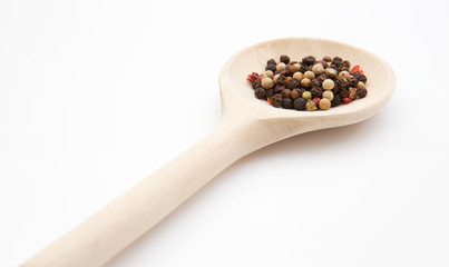 Pfeffer, Pfefferkorn auf Kochlöffel