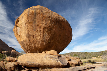 Obrazy na Plexi  giant boulder